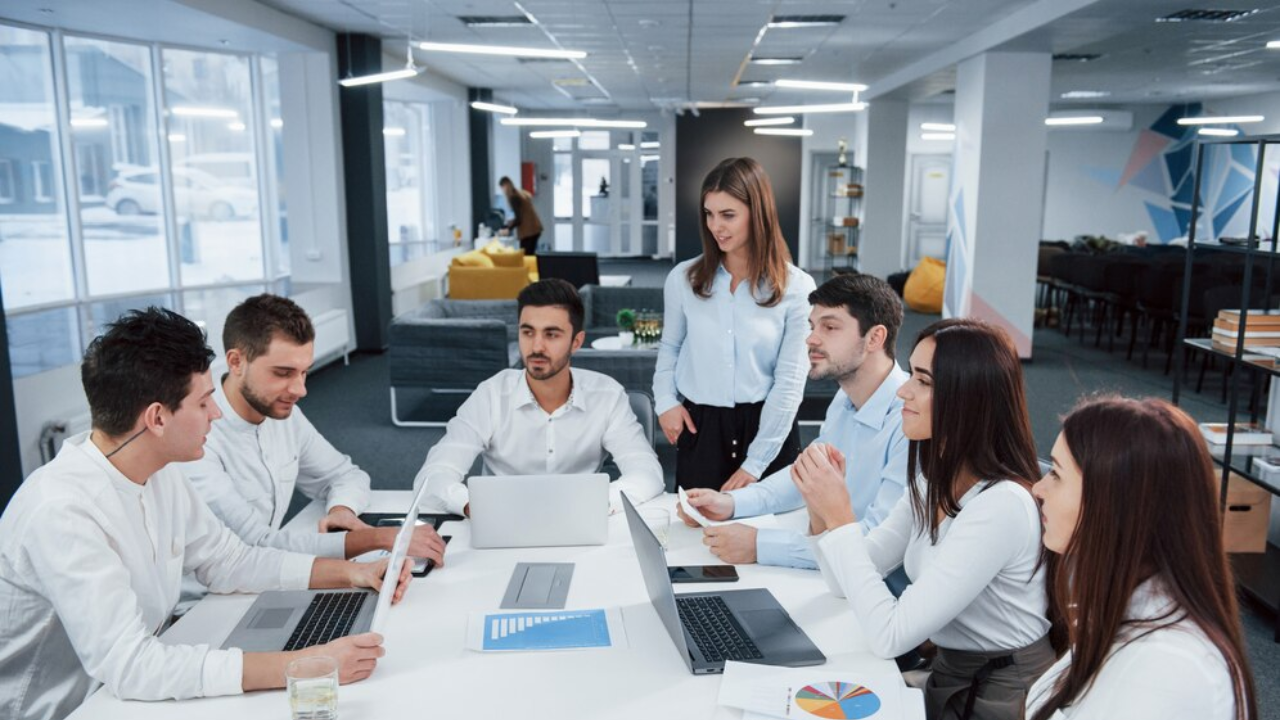 Profesionales en una sala de juntas para un mantenimiento de equipos de oficina