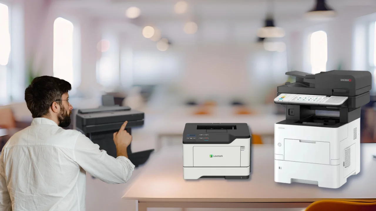 oluciones de impresiones para constructoras: Imagen de diferentes tipos de impresoras: un plotter, una impresora láser y una multifuncional, alineados en una oficina. Al lado, un ingeniero analiza las opciones en una laptop.